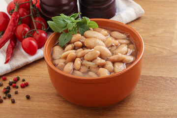 Whinte canned kidney beans in the bowl