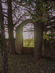 Obraz premium Peacefully cemetery architecture in valley and nature.