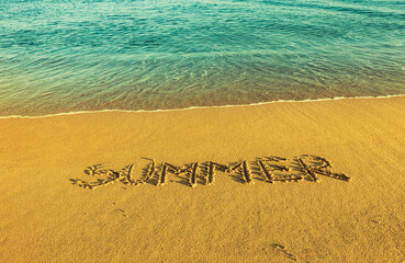 Das Wort summer in den Sand geschrieben