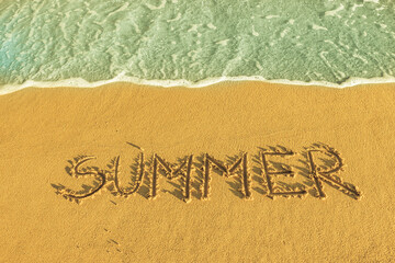 Das Wort summer in den Sand geschrieben