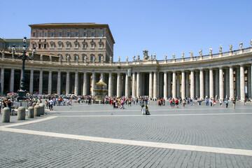 Naklejka premium St Peter's Square in the Vatican, Rome, Italy, with Visitors Exploring Classic Architecture and Religion 