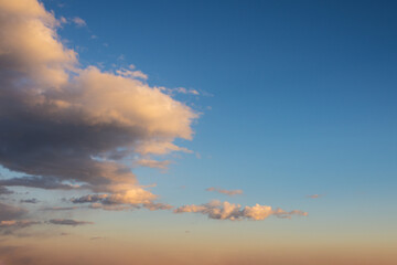 夕日を浴びる雲