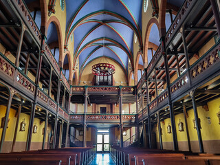 Orgão e interior da Igreja de Saint-Vincent d'Ustaritz no País Basco