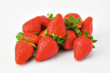 Morangos em fundo branco.