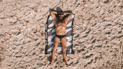 tomando el sol vista de dron