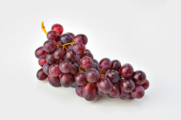 Uvas rosadas em fundo branco.