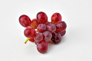 Uvas rosadas em fundo branco.