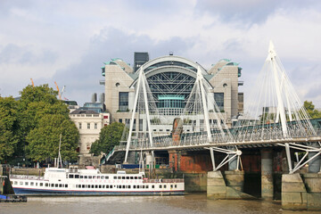 Obraz premium Hungerford Bridge and Golden Jubilee Bridge, London 
