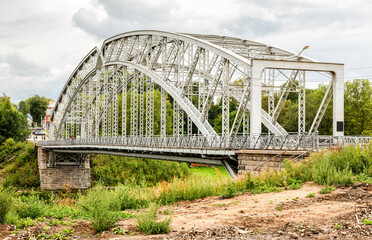 Steel arch bridge across the Msta river