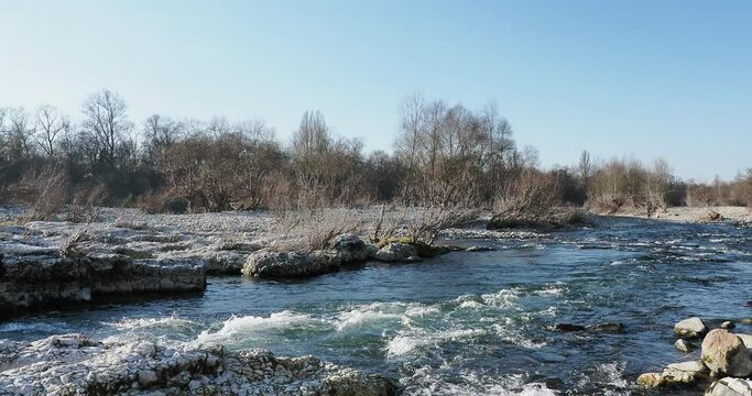 Isteiner Schwellen, Stromschnellen im Altrhein parallel zu dem Rheinseitenkanal (Grand Canal d&acute;Alsace) bei Istein, kleines Dorf im s&uuml;dlichen Schwarzwald n&ouml;rdlich von L&ouml;rrach und Basel