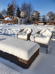 Prawdziwa polska zima, świeża warstwa białego śniegu w ogrodzie, meble ogrodowe na zimowym tarasie - obrazy, fototapety, plakaty