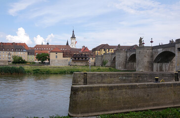 Main, Rathaus und alte Mainbrücke in Würzburg