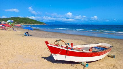 Fototapeta na wymiar barco de pesca na praia da Lagoinha do Norte em Florianópolis, Santa Catarina, Brasil, Florianopolis