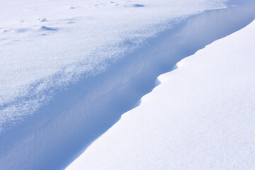 Obraz premium Blue and white snow on a sunny winter day