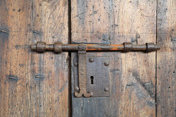 cerradura cerrojo crisquete  puerta colegiata monasterio de zenarruza  de ziortza de bolívar bizkaia país vasco 4M0A0643-as22