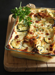 Cibo italiano. Deliziose lasagne fatte in casa con zucchine e formaggio.