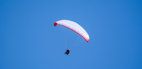 parashyutist planiruyet polet v gorakh