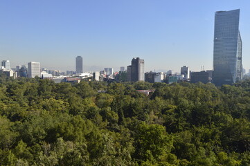 Fototapeta na wymiar Parque Chapultepec com prédios da cidade do México ao fundo