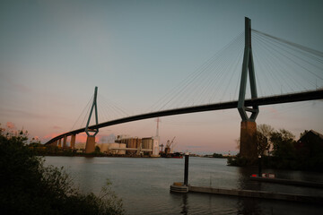 Fototapeta na wymiar Köhlbrandt-Brücke in Hamburg