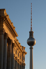Berliner Fernsehturm und Humboldtforum am Morgen