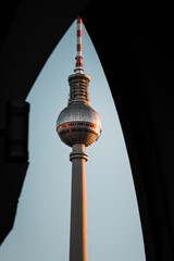 Berliner Fernsehturm fotografiert durch einen Säulengang am Morgen