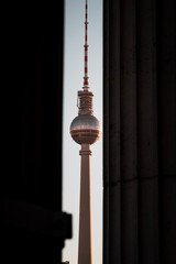 Berliner Fernsehturm fotografiert durch zwei S&auml;ulen am Morgen