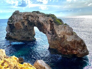 Roche au milieu de la mer 