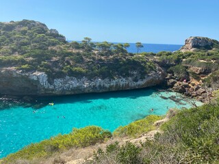 Plage d’eau bleu avec rocher 