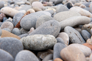 Runde Steine an einem Strand am Meer.