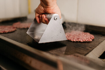Snack - producing hamburger for the smash burger snack