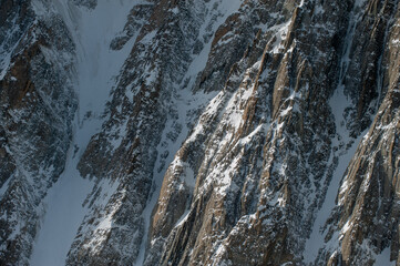 Fototapeta na wymiar Felsformation an einer Felswand im Gebirge.