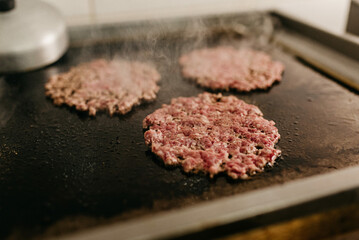 Snack - producing hamburger for the smash burger snack