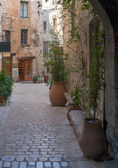 Fototapeta na wymiar Stone alley and terracotta in the village of Tourette sur loup on the French Riviera