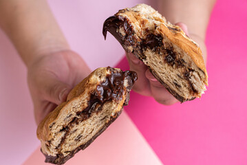 Chocolate bar with pieces of panettone and stuffed with brigadeiro