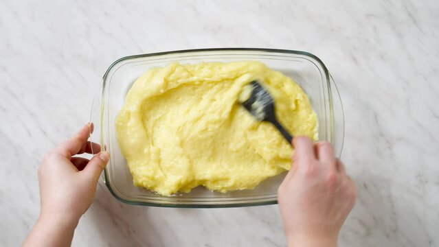 prepare custard, then to place it in the refrigerator to cool under cling film