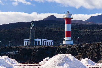 El viejo y el nuevo faro de Fuencaliente sobre las salinas. New and old Fuencaliente lighthouses...