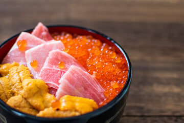 新鮮な3色海鮮丼をアップで撮影