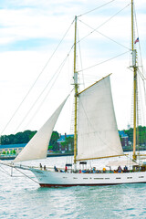 Obraz premium sailboat sailing in a river