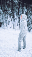 Zimowy portret w śniegu - 482486302