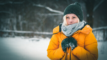 Zimowy portret kobiety - obrazy, fototapety, plakaty