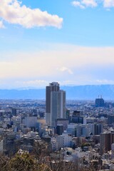 Fototapeta premium 晴れた日の岐阜県岐阜市の高台から見た都市景観