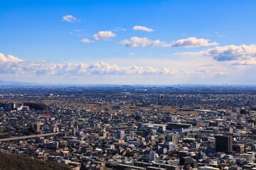 Naklejka na ściany i meble 晴れた日の岐阜県岐阜市の高台から見た都市景観