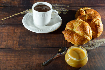 Croissant, caramel maison et chocolat chaud