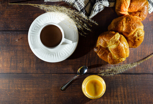 Croissants, caramel maison et chocolat chaud