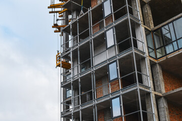 Obraz premium Mounting windows during monolithic building construction.