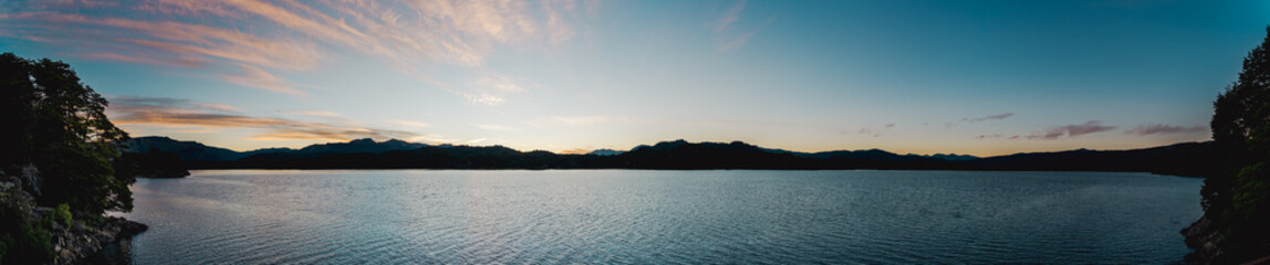 Fototapeta na wymiar panoramic sunset by the lake