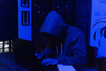 Persona concentrada en el computador