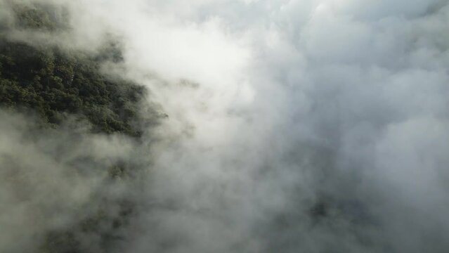Vuelo entre las nubes