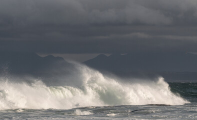 Obraz premium Seascape. Powerful ocean wave on the surface of the ocean. Wave breaks on a shallow bank. Stormy weather, stormy clouds sky background.