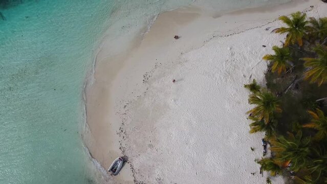 a girl walks on a deserted island in the san blas archipelago, Guna Yala - Panam&agrave;
